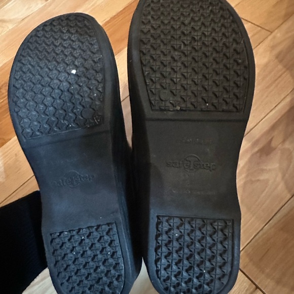 2 pairs Safe t step shoes in a clog, womens size 7 brown and size 7 1/2 black - Picture 3 of 8